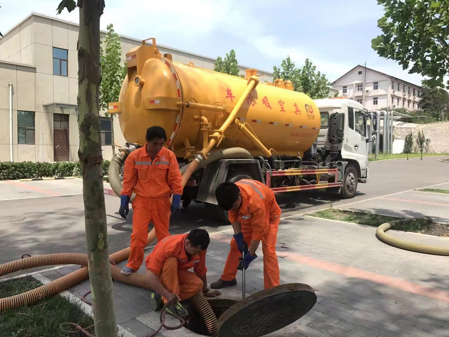 蓝田管道疏通车停在窨井附近