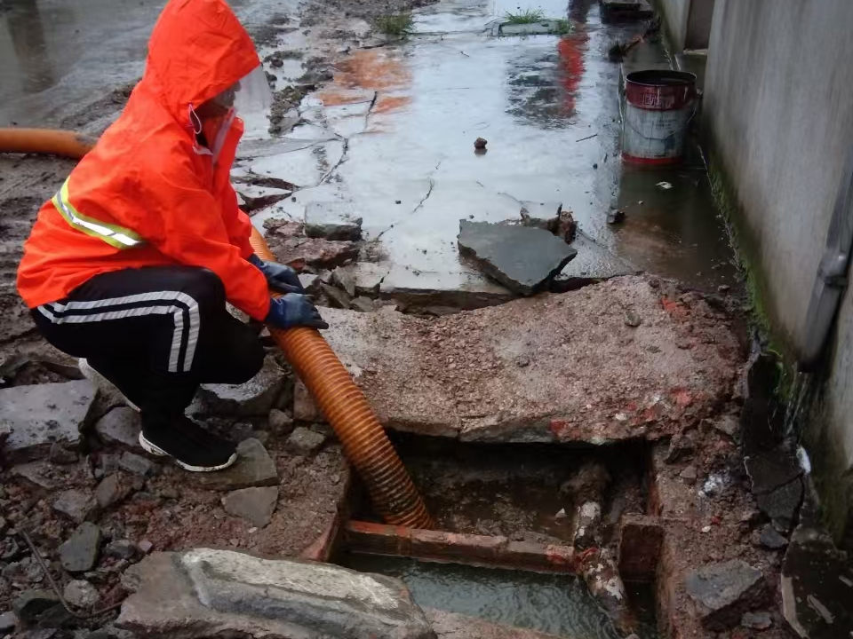 蓝田专业清理污水池 炜誉市政以规范流程守护城市 “肠道”