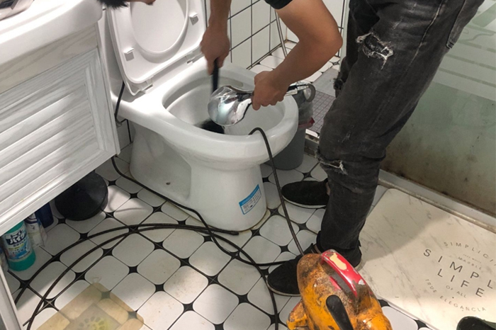 蓝田马桶堵塞自己疏通还是找师傅？专业上门服务让你省时更省心